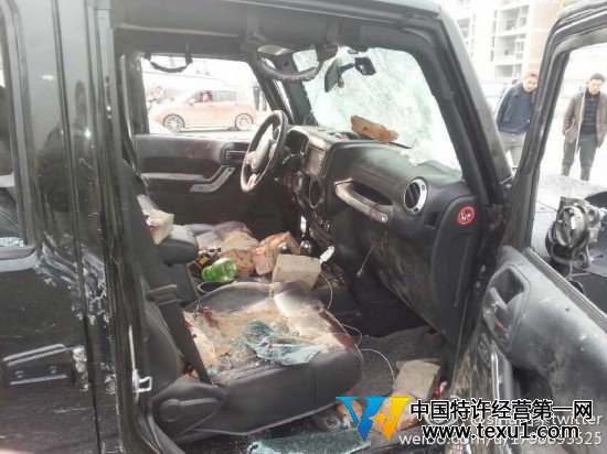 被逼停的吉普车和一辆奔驰车还停留在那里。吉普车的玻璃已经破碎，轮胎也被放气，整个车辆损毁严重，而奔驰车的前引擎也有损伤，现场血迹斑斑。车辆周围还有散落的砖块和砍刀。