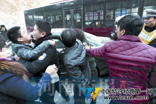 河南“原配”开路虎街头追打开奥迪“小三”(图)