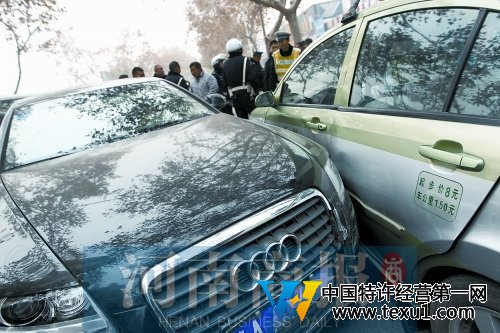 河南“原配”开路虎街头追打开奥迪“小三”(图)