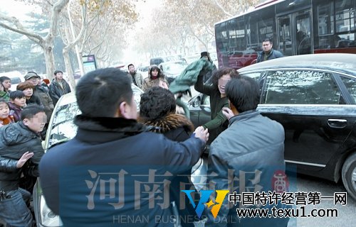 河南“原配”开路虎街头追打开奥迪“小三”(图)