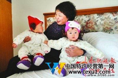 2011年1月30日，盛海琳给孩子戴上刚刚买来的新帽子，还有几天就是新年，这是孩子们的第一个春节。