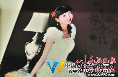 家中过道的格子里，至今还放着去世的女儿照片。
