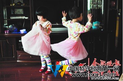 每次音乐响起，两个小家伙就会快乐地舞蹈，而此时，她们的妈妈还在外地讲课挣钱。