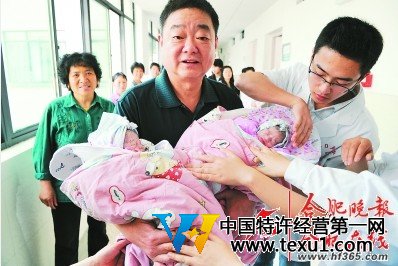 抱着两个刚刚出生的双胞胎女儿，盛海琳的丈夫有些激动。孩子乳名大双、小双。