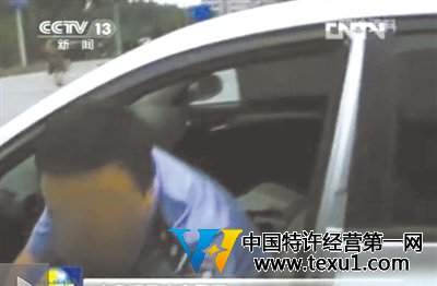 一交警知法违法,驾驶无牌车上路被查处。央视截屏
