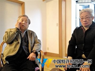 前晚,年过七旬的刘光嘉及妻子向记者讲述强拆经过。 前晚,年过七旬的刘光嘉及妻子向记者讲述强拆经过。