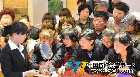 高速堵车大妈踢毽