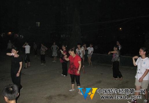 高速堵车大妈踢毽