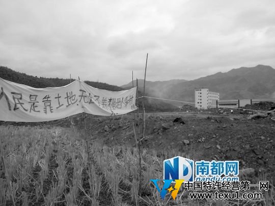 村民征地现场自焚身亡 官方称系因其精神压力大