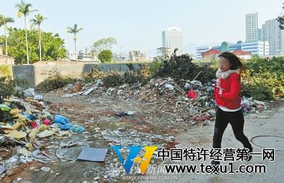 男子边跑边系皮带自称中迷药被美女抢劫(图)