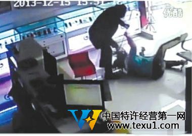杨梅被打倒在地上。视频截图