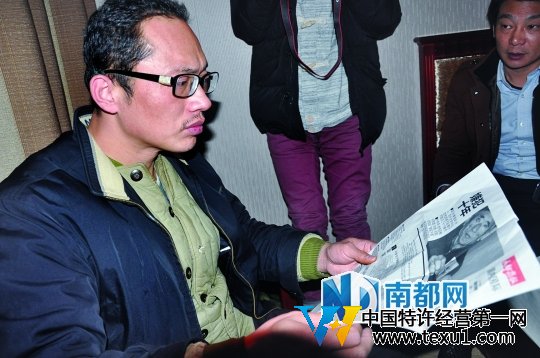 <p>    超期羁押10年后，杨波涛的头发已开始稀疏并间有白发，眼镜也断了一条腿。老路 摄</p>