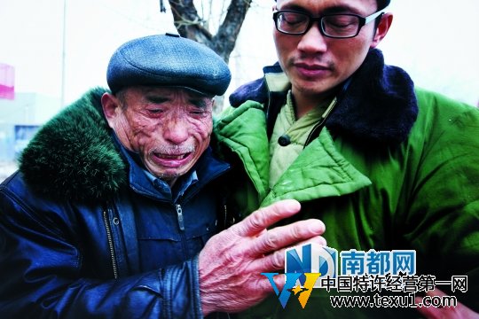 <p>    父亲杨为华抱着走出看守所的杨波涛老泪纵横。C FP供图</p>