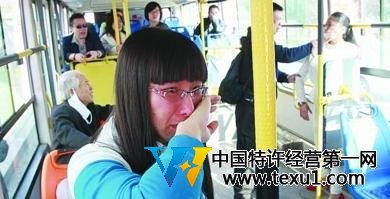女孩给老人让座遭暴打 只因一句抱怨(图)（图）