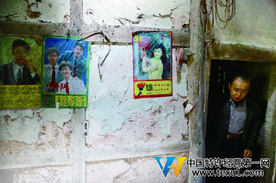▲王本余四川的老宅家徒四壁，墙上贴着的年历仍停留在1991年