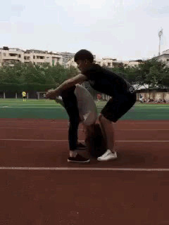 学生翻跟头亲亲玩法走红网络 没体力勿尝试