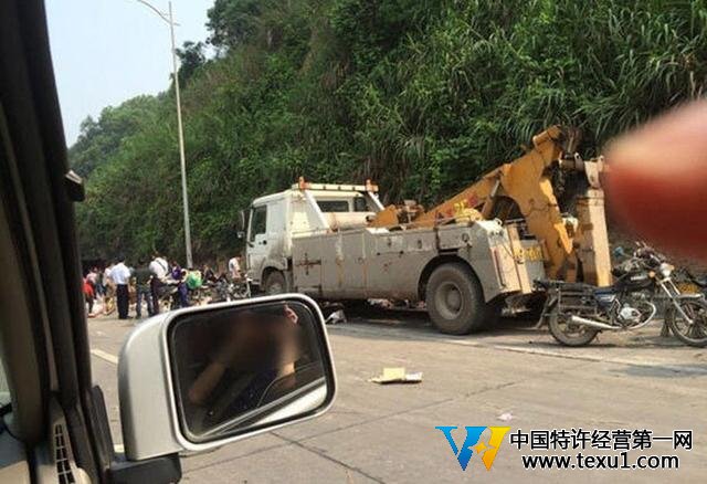 货车在福建侧翻2000件酸奶遭哄抢 市民称不抢是傻子