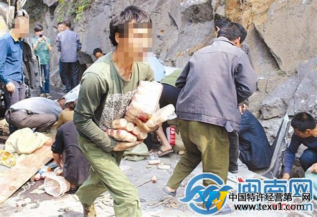 货车在福建侧翻2000件酸奶遭哄抢 市民称不抢是傻子