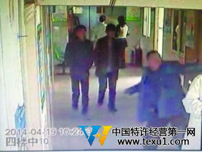 监控显示，3人参与殴打了刘永胜医生。视频截图