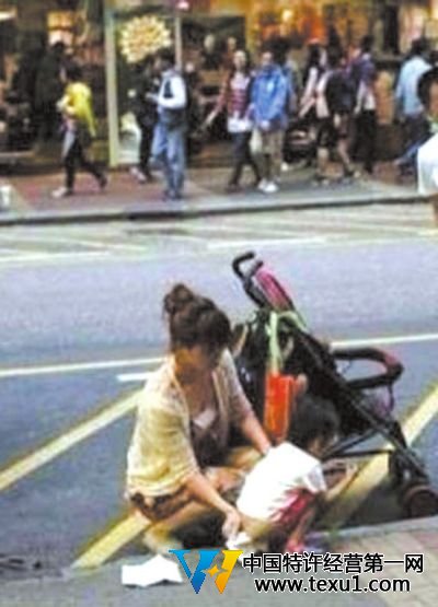 内地小孩香港街头小便引冲突