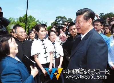 ▲习近平在校园观看北大师生纪念五四运动95周年青春诗会时同朗诵者亲切交谈。 新华社发