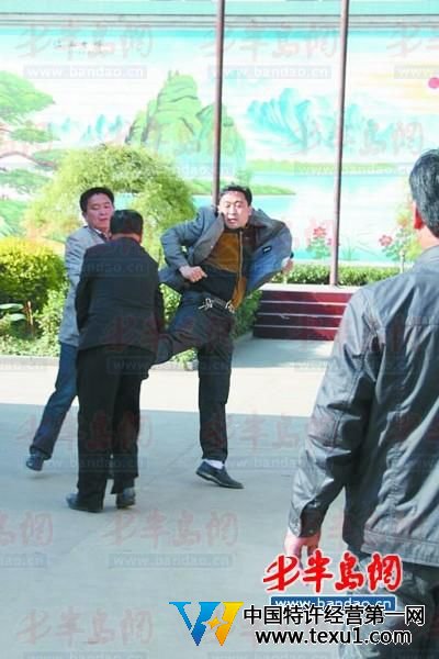 河北柏乡县环保官员发生争执。