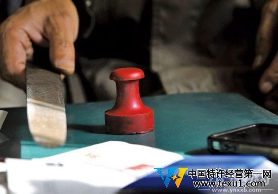 陶云江说,用锉刀刻章,能刻吗? 摄影:本报记者 李进红