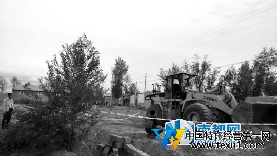 6月19日,甘肃张掖市民乐县民联乡西寨村一名农妇倒在铲车车轮下。 家属供图