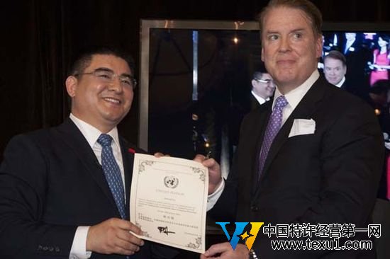 高质量的新闻需要深入调查和持续投入。请您使用下面的链接将澎湃新闻的这篇文章分享给别人。如有更多合作需求,请查看我们的版权页信息或给support@thepaper.cn发邮件。http://thepaper.cn/newsDetail_forward_12547466月25日,陈光标现身纽约中央公园船屋免费宴请美国流浪汉。在宴请现场,一位来自于中国全球合作基金会的主席唐纳修向其颁发“世界首善”荣誉称号。来自澎湃新闻thepaper.cn