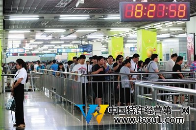 2014年7月4日,地铁四惠站,从一号线换乘八通线的乘客排起长队。新京报记者 薛珺 摄