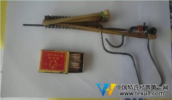 买一包安全火柴,从火柴盒侧面刮取的赤磷,就足够做20支小型拉火管。(观察者网)