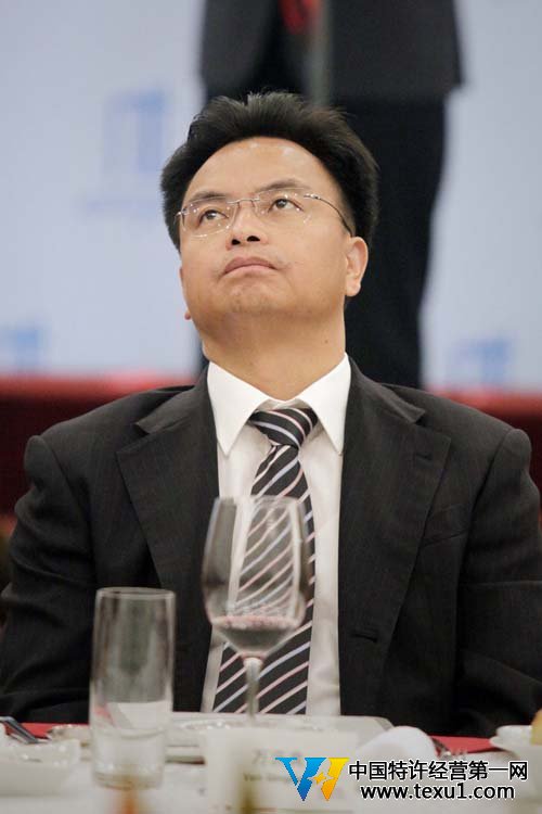 时任广东省副省长万庆良履新广州市长,创造了“改革开放以来广州最年轻市长”纪录。