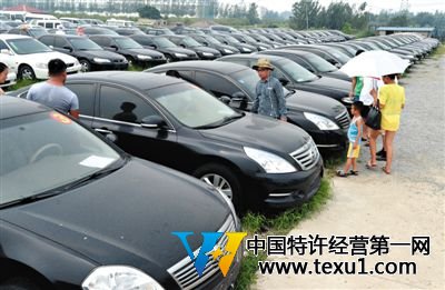 昨日，市民在山东枣庄一家拍卖公司场地上查看待拍卖公车。当日，枣庄市103辆公车公开拍卖。新华社记者