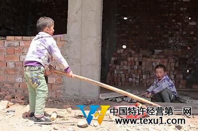 王鹏、王贺两兄弟在自家的建房工地上玩耍。 王鹏、王贺两兄弟在自家的建房工地上玩耍。