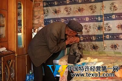 2014年,甘肃岷县,外公将两兄弟中的王贺揽在怀里。 澎湃新闻 郑志成 图 2014年,甘肃岷县,外公将两兄弟中的王贺揽在怀里。 澎湃新闻 郑志成 图
