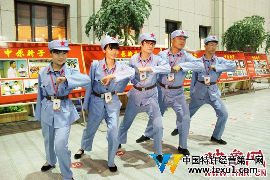 几名”中原骄子“出征前合影留念。