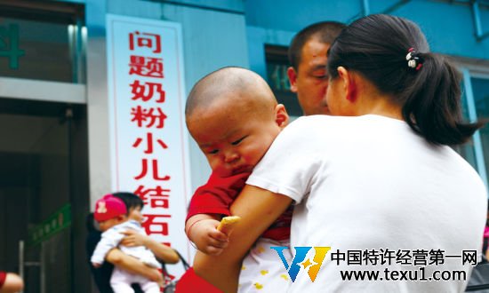 在医院门诊等待的患儿家长 IC图