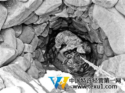 河南大旱领导下乡送水拍照录像后走人