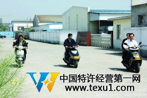 网友称仪征市委书记程希(中)骑摩托车下乡没戴头盔 微博截图