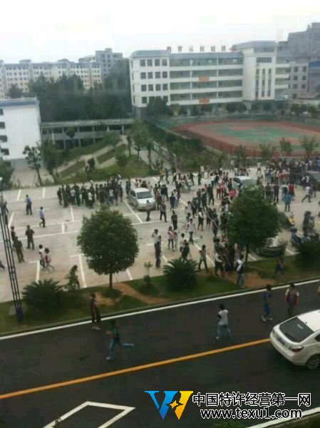 学校停车场上场面一度混论不堪。