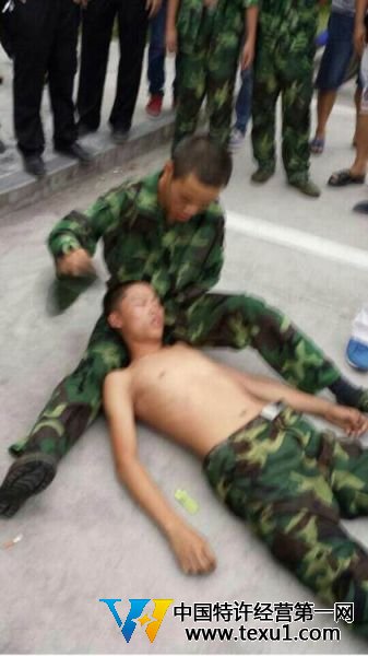 在网上广泛流传的教官和学生发生冲突的照片。