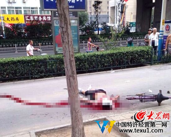 老人骑电动车发生刮擦当街抡车锁打死对方