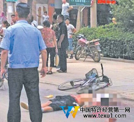 老人骑电动车发生刮擦当街抡车锁打死对方