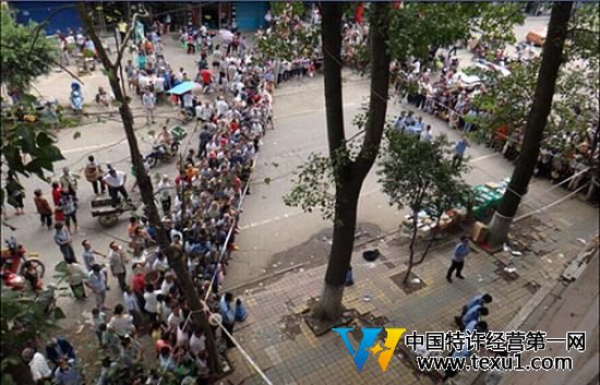 8月25日,南充城郊潆溪镇,一名算命先生被人杀死在大街上。经调查,凶手是一个修行十余年的还俗僧人,当年正是算命先生的一卦让嫌犯遁入空门。