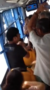 小伙未让公交座遭多老人暴打 打电话大吼求助