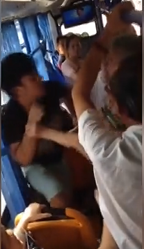 小伙未让公交座遭多老人暴打 打电话大吼求助