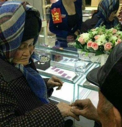 拾荒老人正在为老伴儿买钻戒。