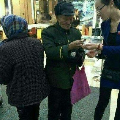 拾荒老人正在为老伴儿买钻戒