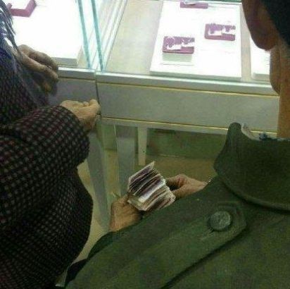 拾荒老人用手中厚厚的一沓钱为老伴儿买钻戒