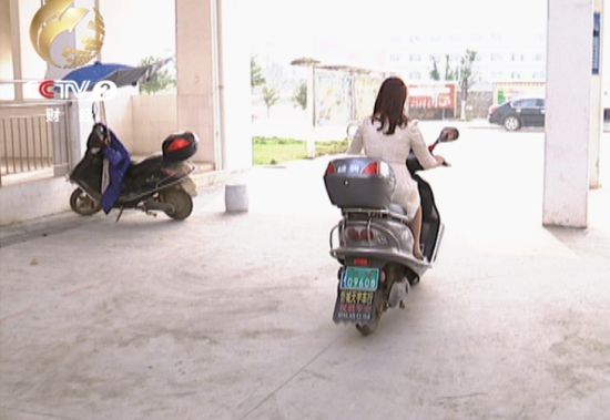 教师为省路费 选择骑电动车上班。
